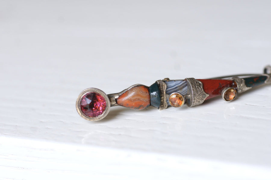 Antique Scottish Surin brooch in silver, garnet, citrine, jasper, and agate - Galerie Pénélope
