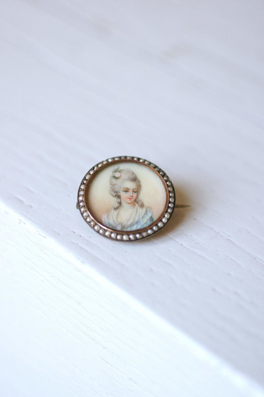 Antique Victorian brooch miniature surrounded by pearls, gilt - Galerie Pénélope