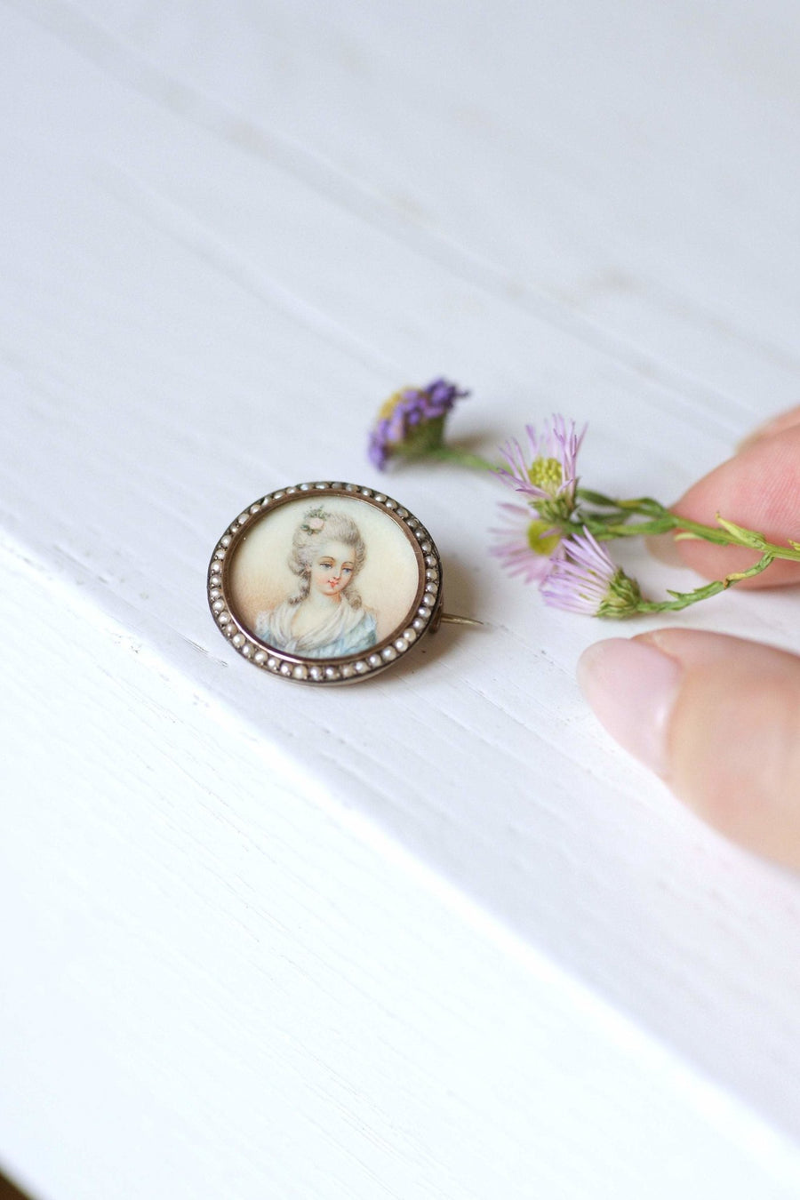 Antique Victorian brooch miniature surrounded by pearls, gilt - Galerie Pénélope