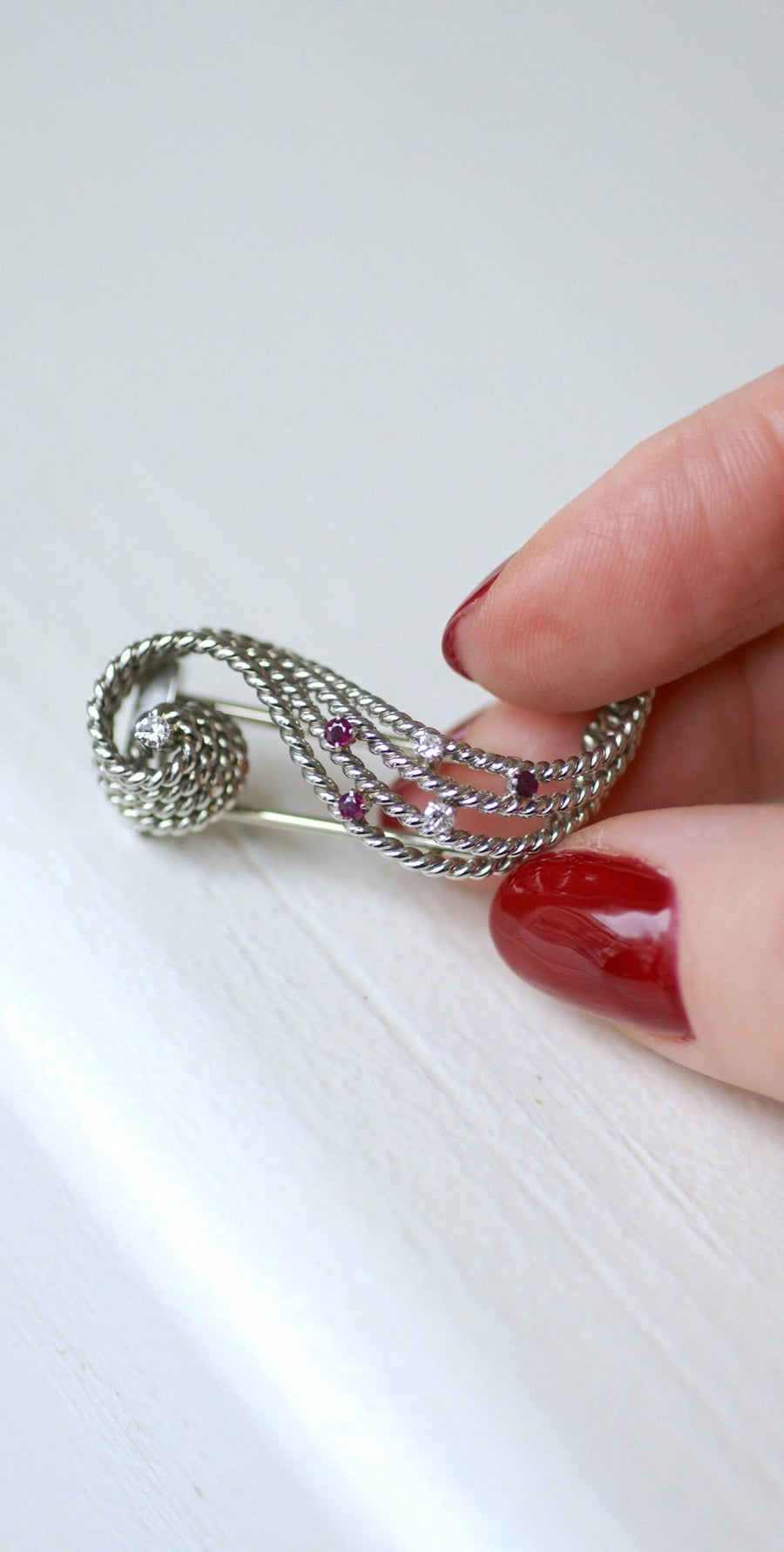 Scroll brooch with diamonds and rubies - Galerie Pénélope