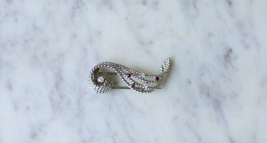 Scroll brooch with diamonds and rubies - Galerie Pénélope