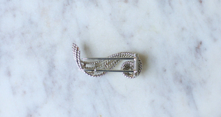 Scroll brooch with diamonds and rubies - Galerie Pénélope