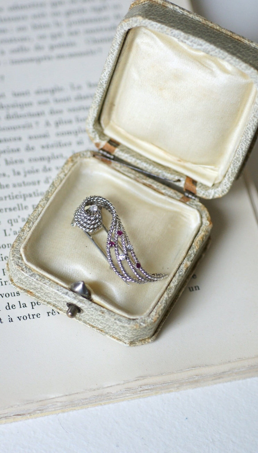 Scroll brooch with diamonds and rubies - Galerie Pénélope