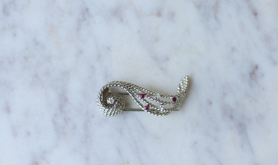 Scroll brooch with diamonds and rubies - Galerie Pénélope