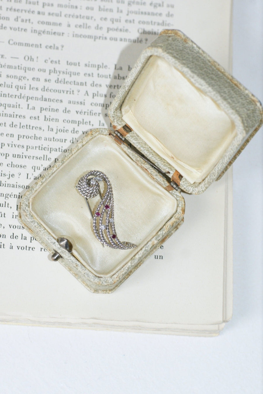 Scroll brooch with diamonds and rubies - Galerie Pénélope