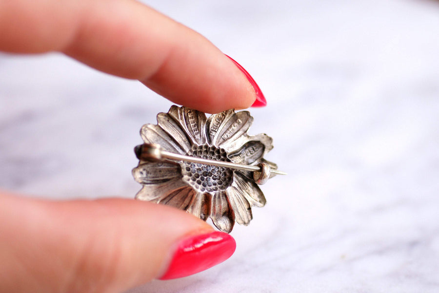 Vintage daisy flower brooch signed Mellerio in metal, Circa 1930 - Penelope Gallery