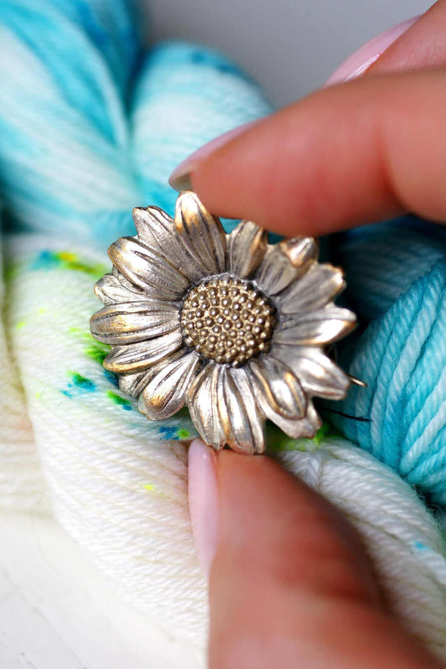 Vintage daisy flower brooch signed Mellerio in metal, Circa 1930 - Penelope Gallery
