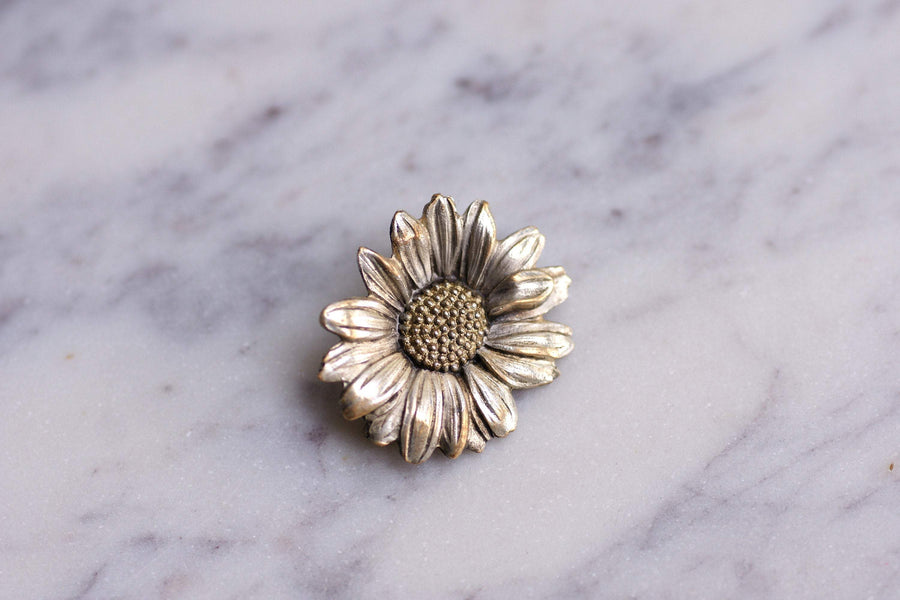 Vintage daisy flower brooch signed Mellerio in metal, Circa 1930 - Penelope Gallery