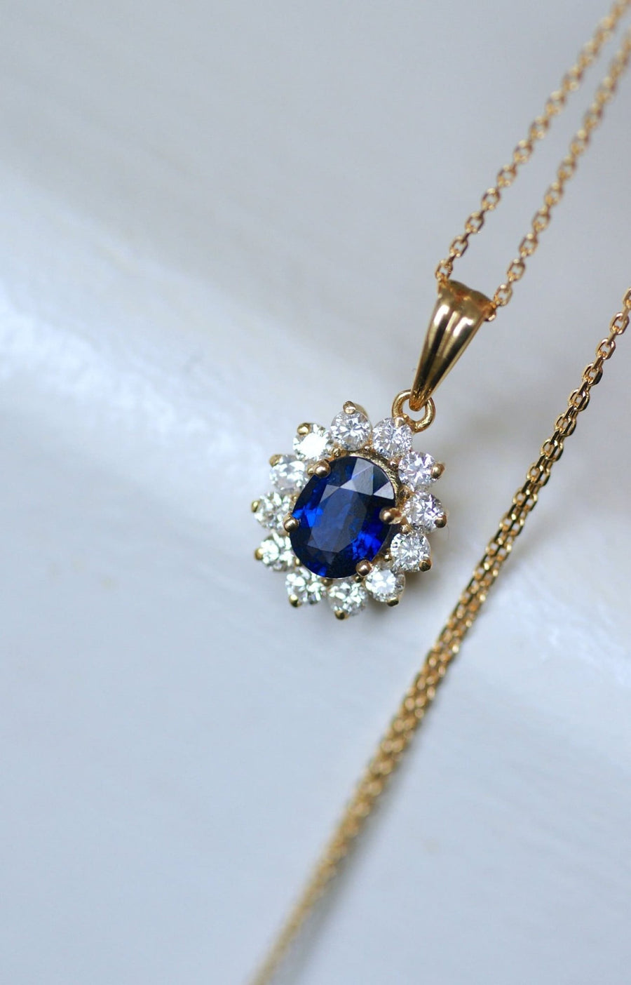 Sapphire and diamond daisy pendant necklace - Galerie Pénélope