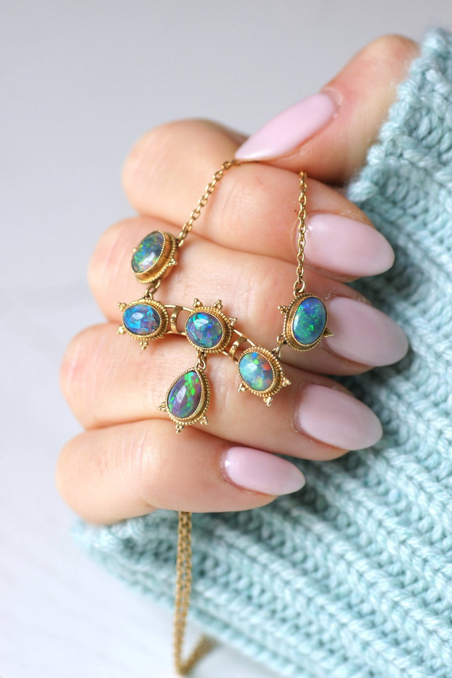 Victorian style necklace in gold set with black opals - Galerie Pénélope