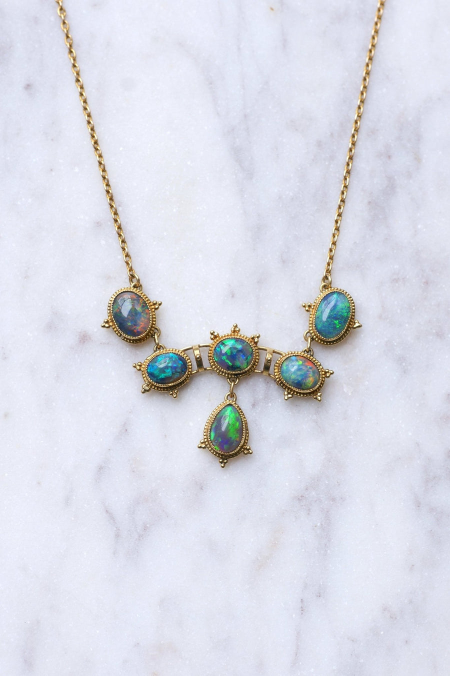 Victorian style necklace in gold set with black opals - Galerie Pénélope