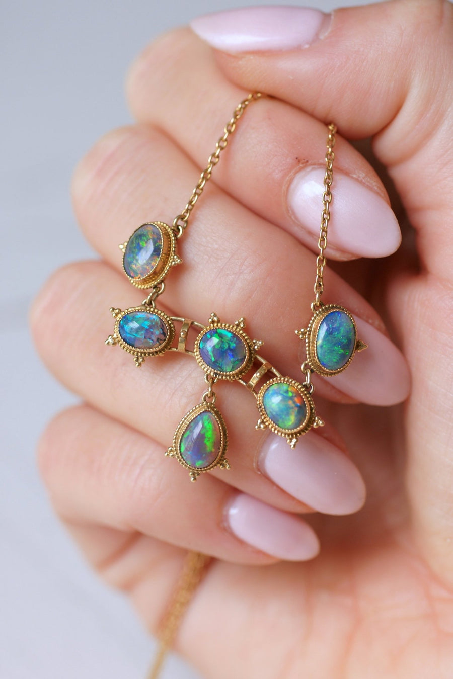 Victorian style necklace in gold set with black opals - Galerie Pénélope