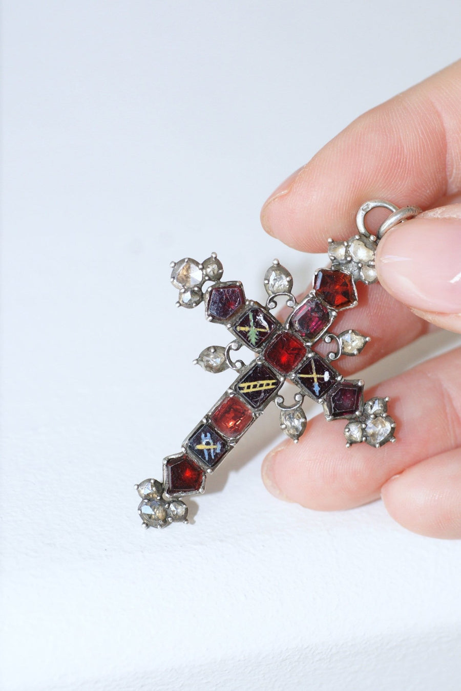 Antique freemason cross with diamonds and garnets on silver - Galerie Pénélope