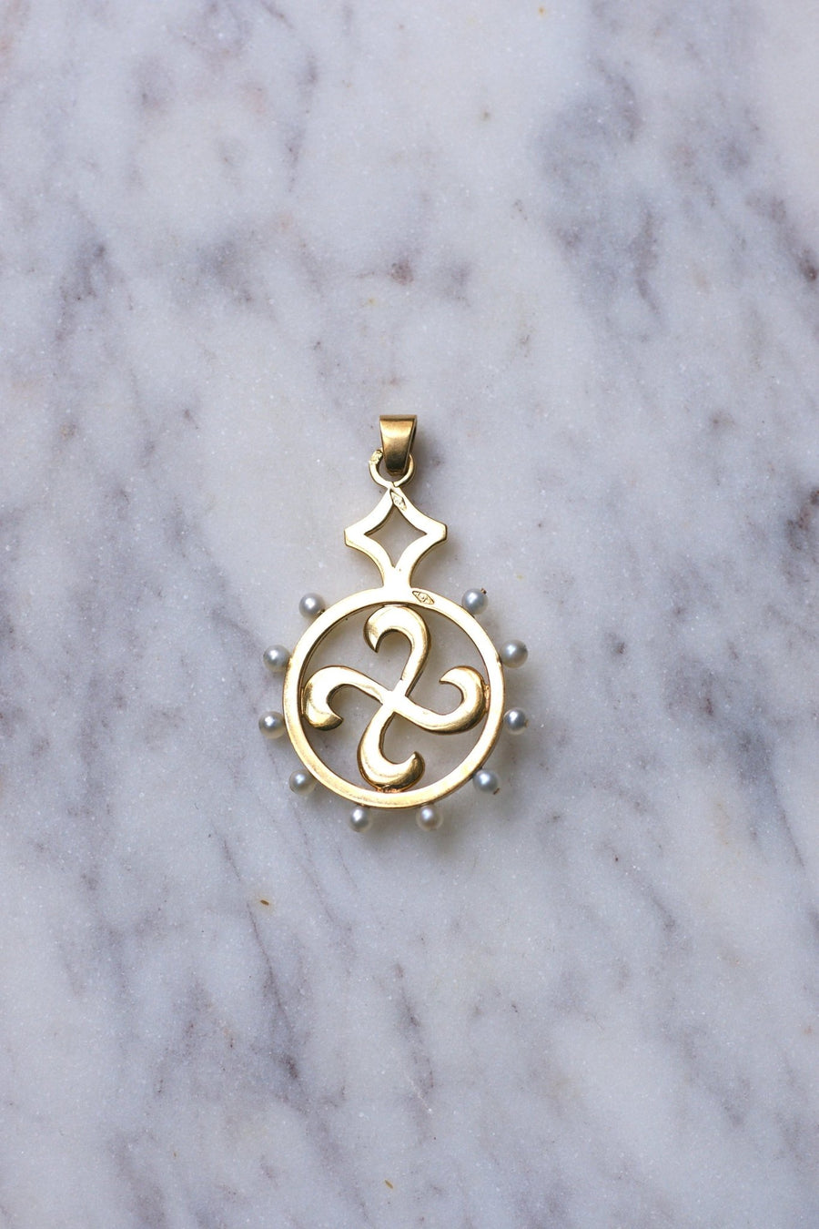 Vintage Lauburu Basque Cross in 18Kt yellow gold and pearls - Galerie Pénélope