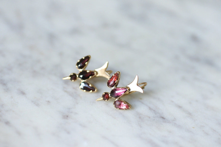 Dove and garnet sleepers from Perpignan - Galerie Pénélope