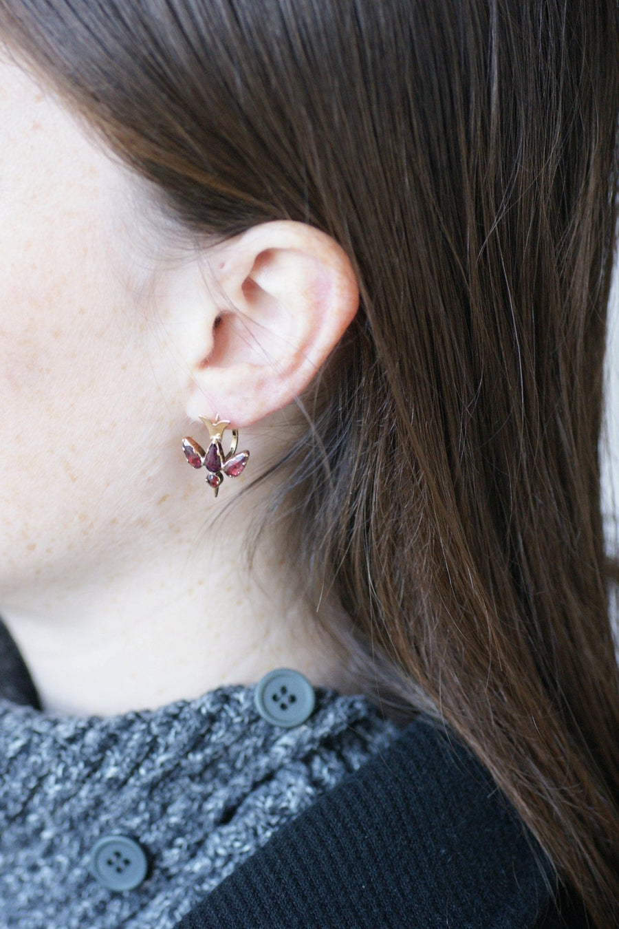 Dove and garnet sleepers from Perpignan - Galerie Pénélope
