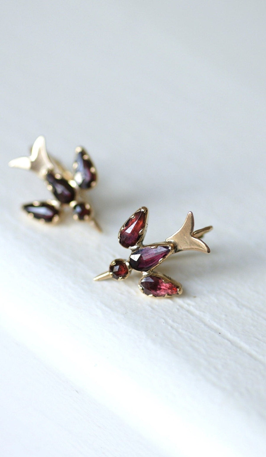 Dove and garnet sleepers from Perpignan - Galerie Pénélope