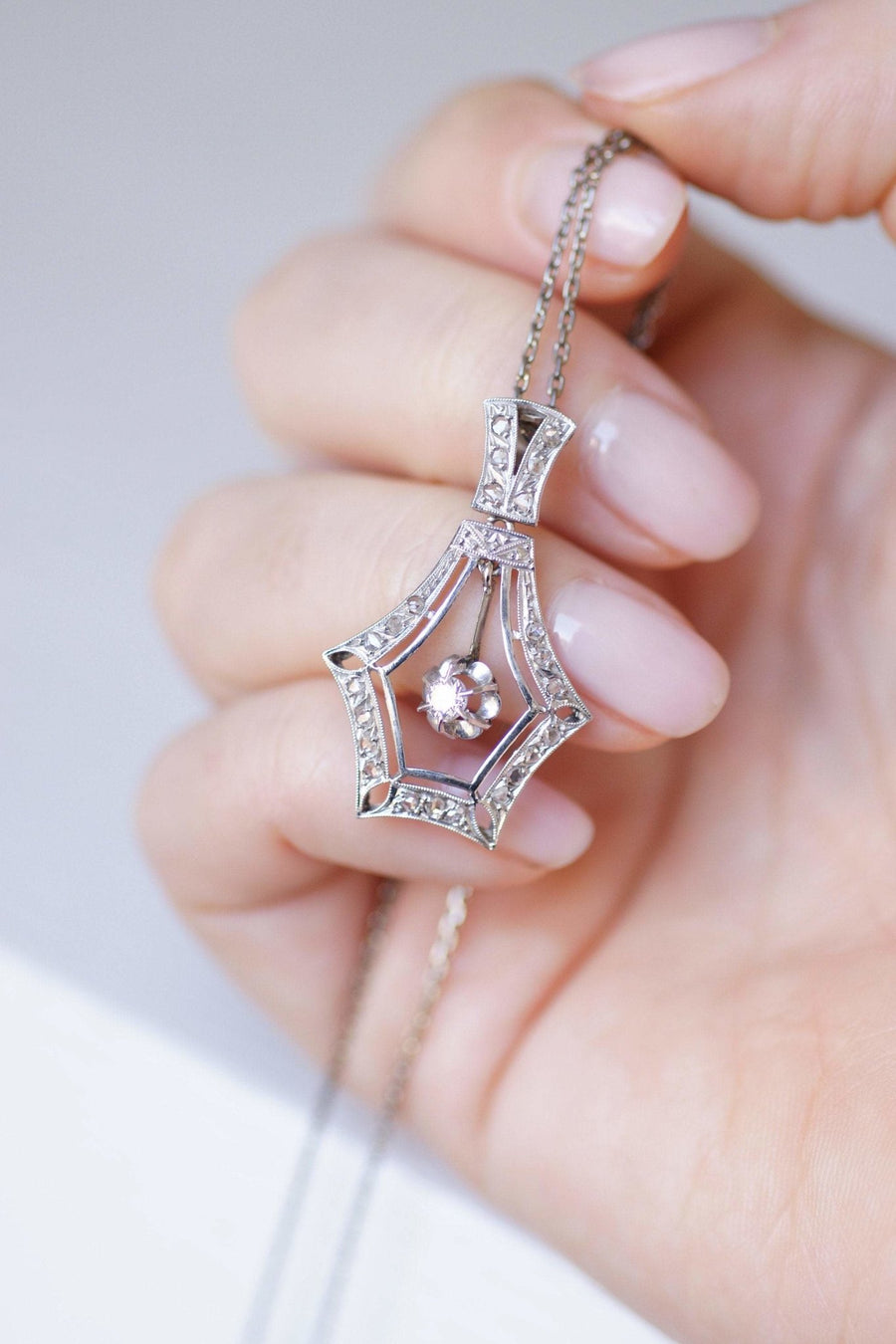 Large Art Deco gold, platinum, and diamond pendant - Galerie Pénélope