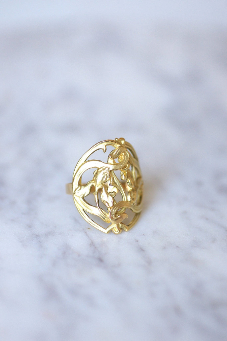 Large yellow gold Art Nouveau style flower ring - Galerie Pénélope