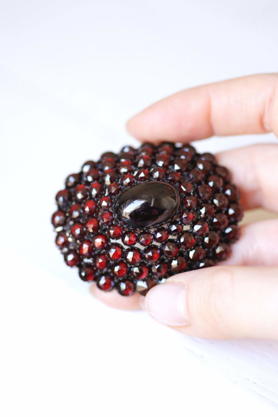Large oval silver and garnet brooch - Galerie Pénélope