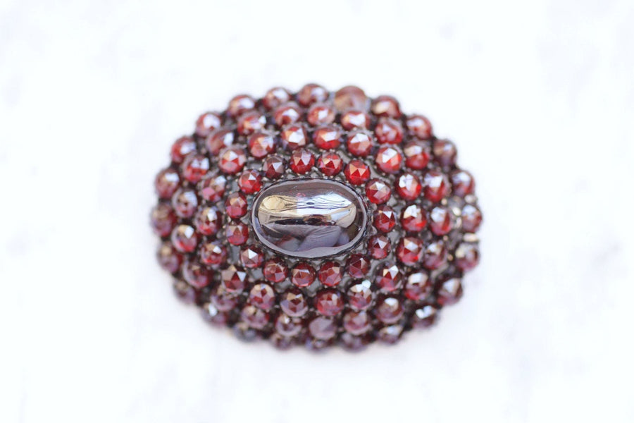 Large oval silver and garnet brooch - Galerie Pénélope