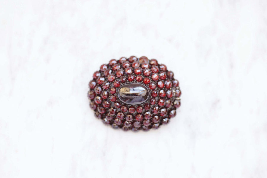 Large oval silver and garnet brooch - Galerie Pénélope