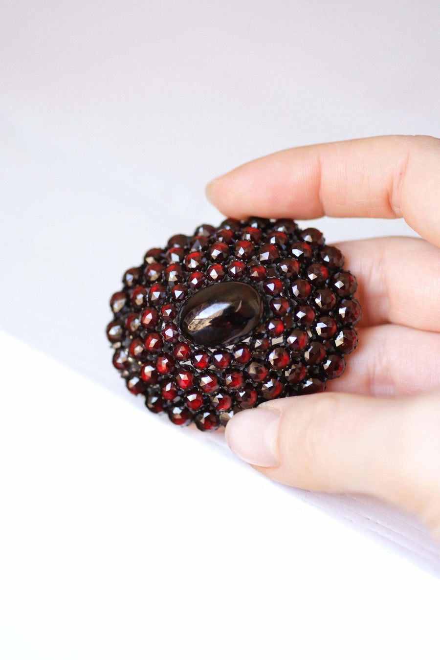 Large oval silver and garnet brooch - Galerie Pénélope