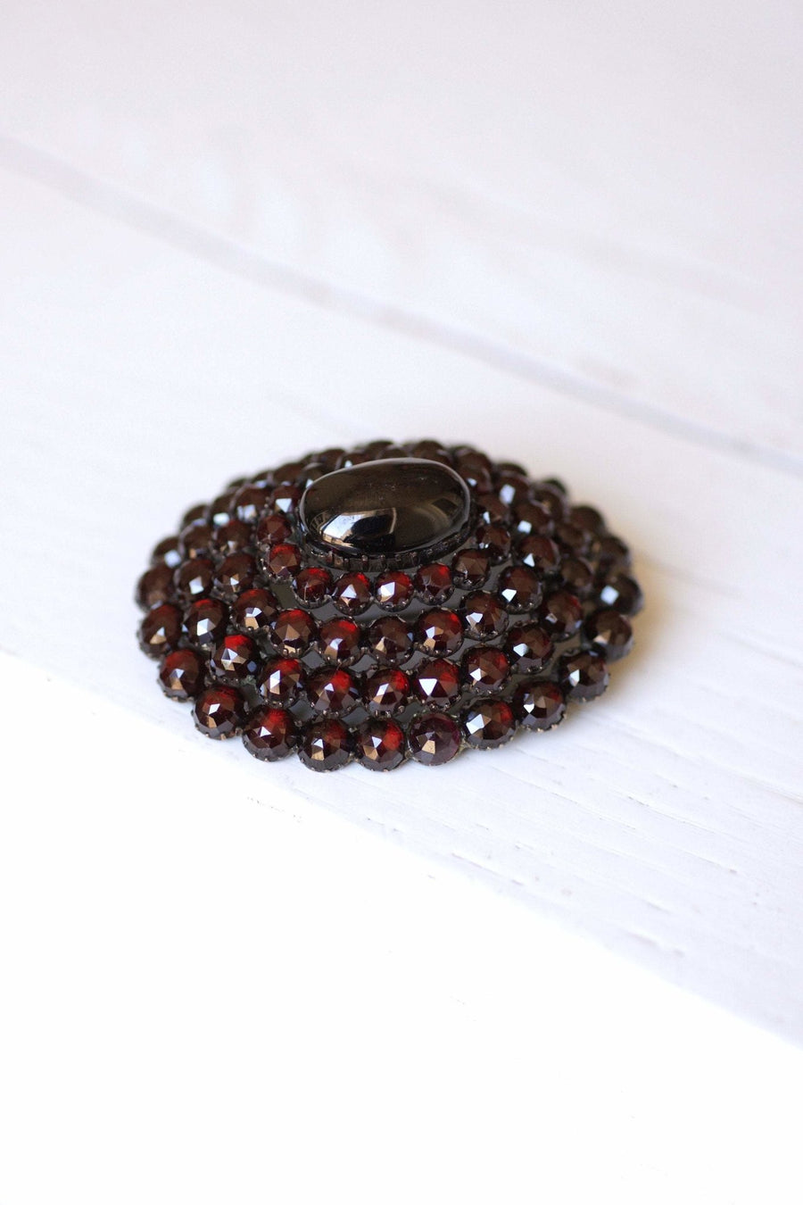 Large oval silver and garnet brooch - Galerie Pénélope