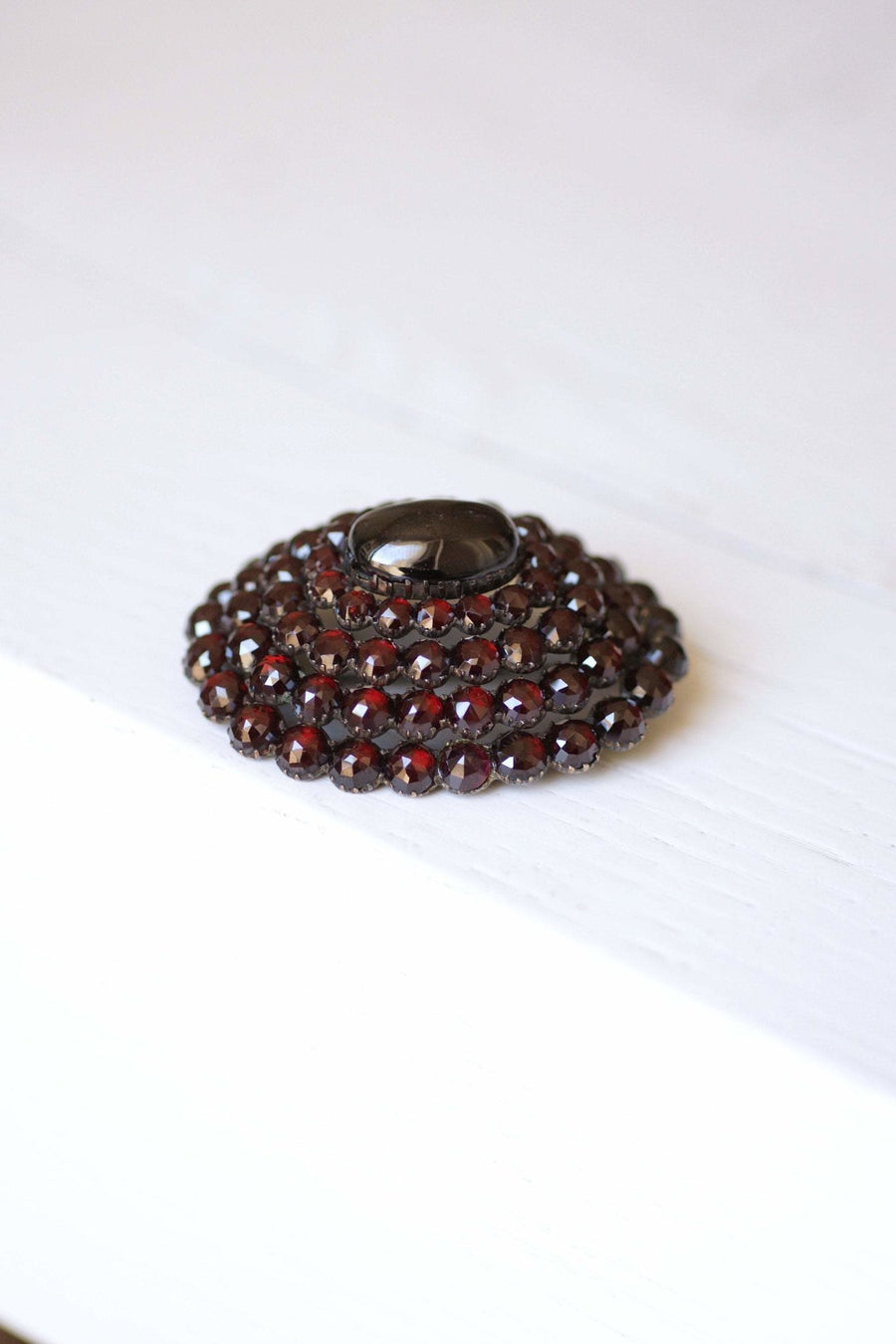 Large oval silver and garnet brooch - Galerie Pénélope