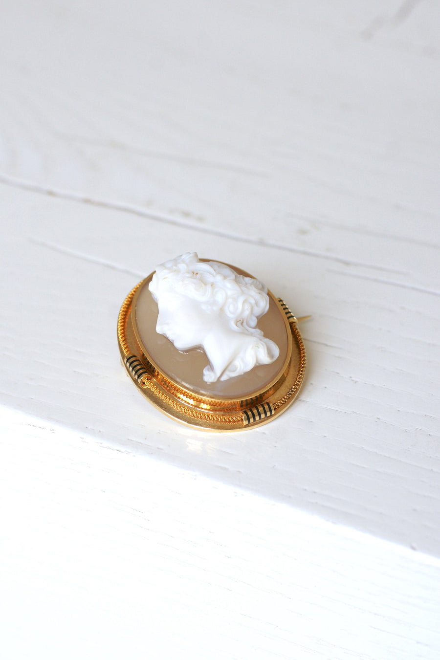 Antique yellow gold and agate cameo brooch