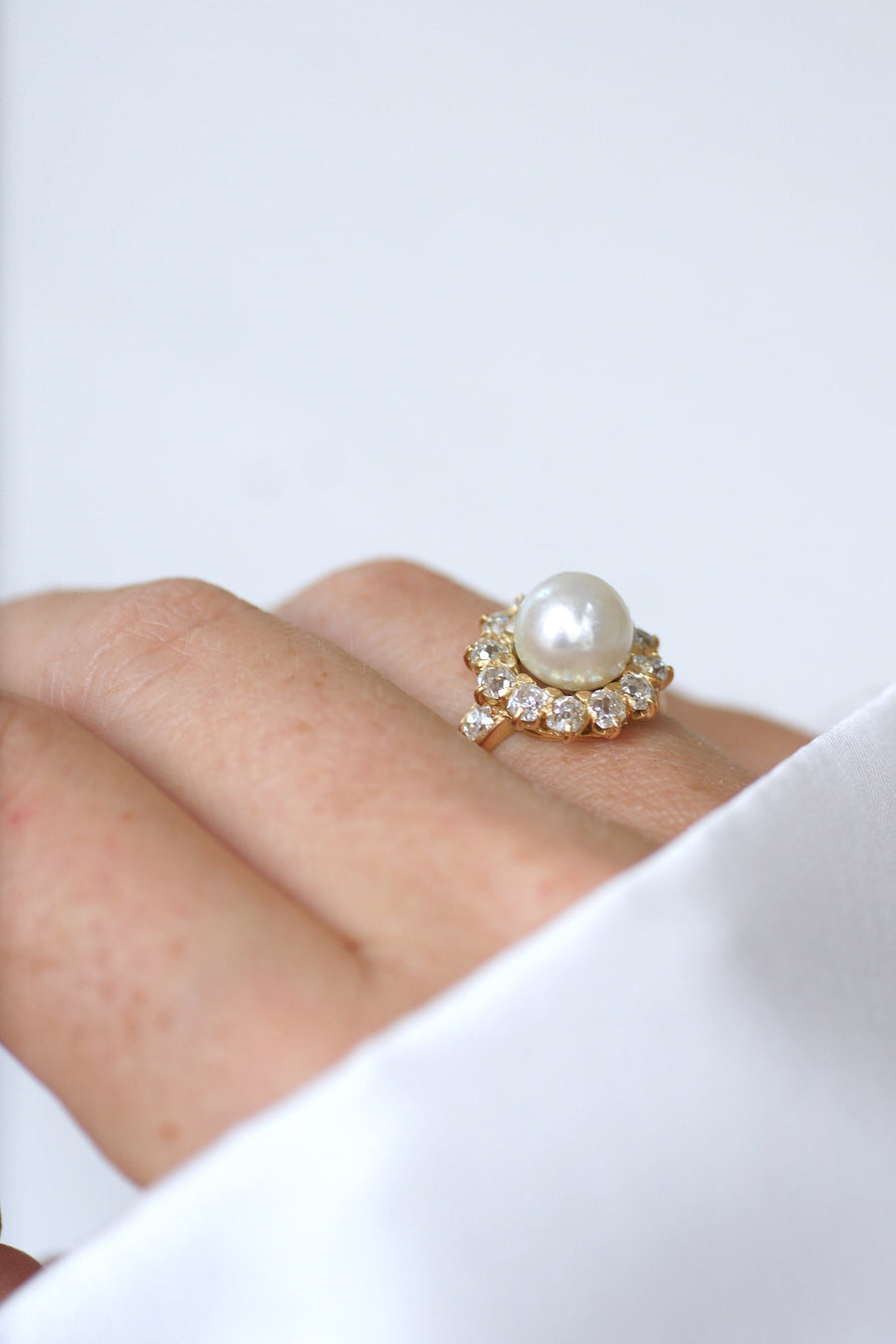 Antique daisy ring, diamonds and fine pearl on yellow gold