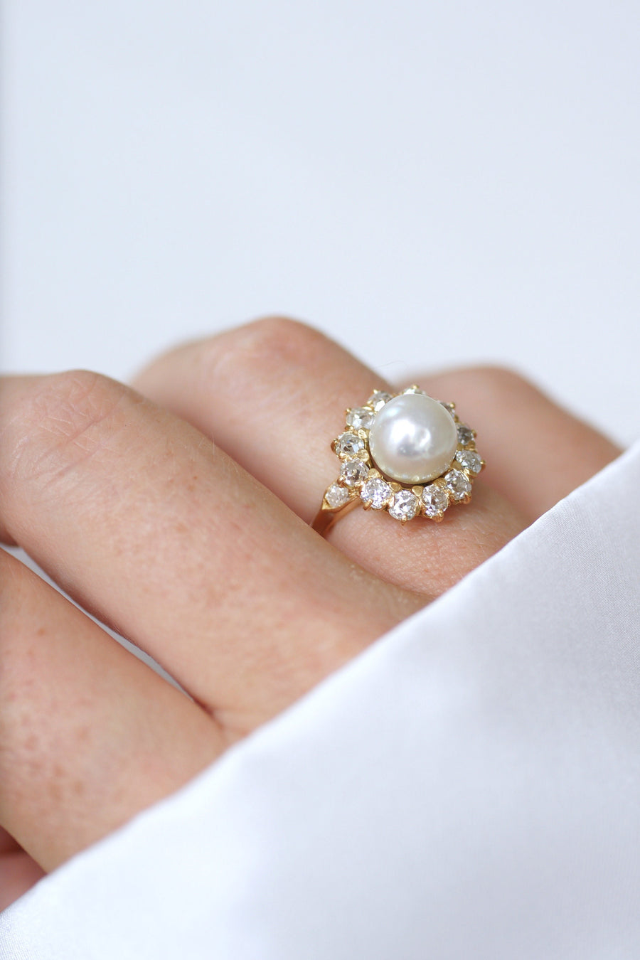 Antique daisy ring, diamonds and fine pearl on yellow gold