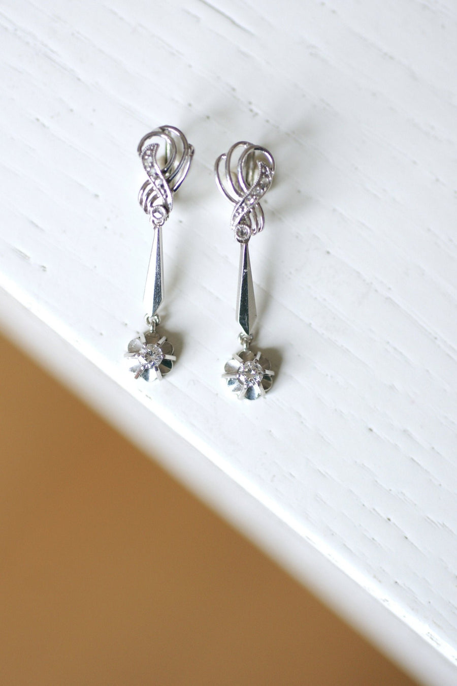 Long vintage earrings, white gold and diamonds, 60's - Galerie Pénélope
