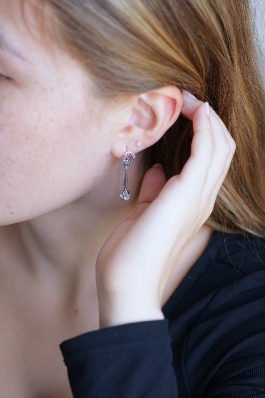 Long vintage earrings, white gold and diamonds, 60's - Galerie Pénélope