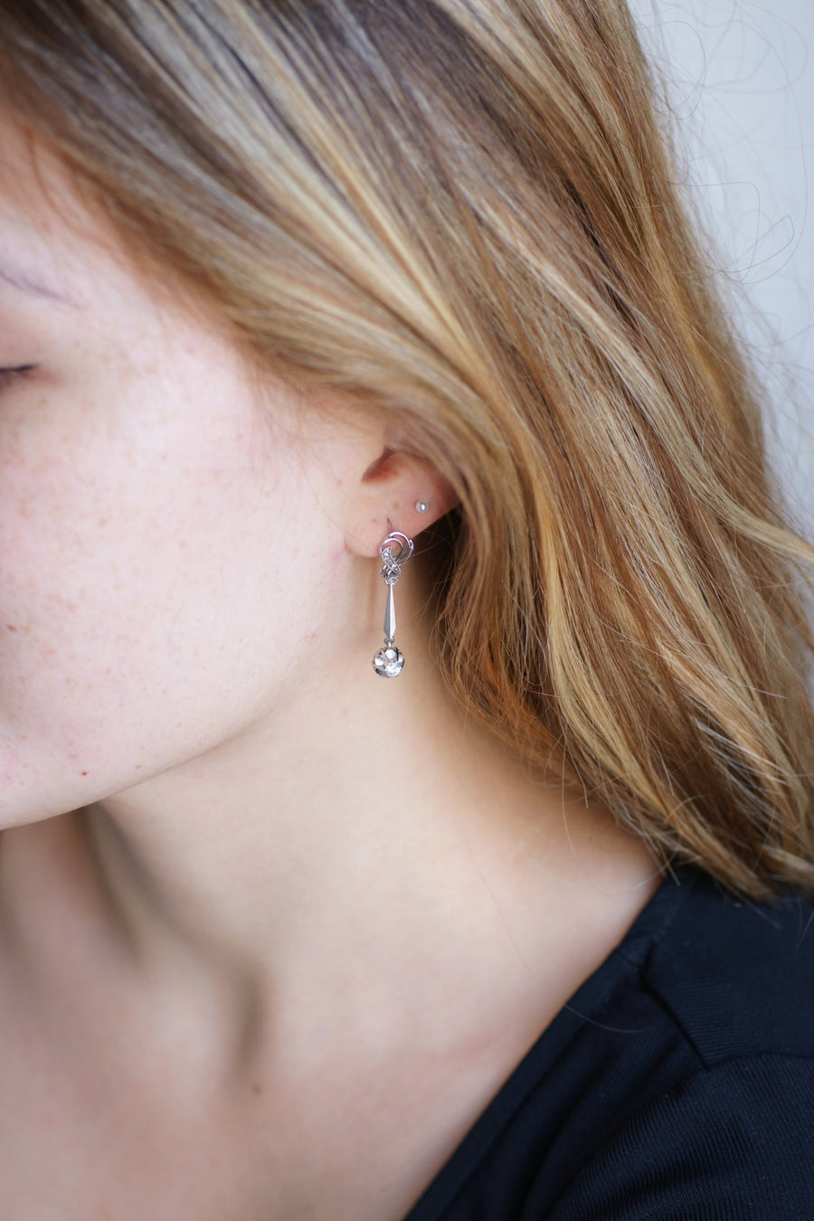 Long vintage earrings, white gold and diamonds, 60's - Galerie Pénélope