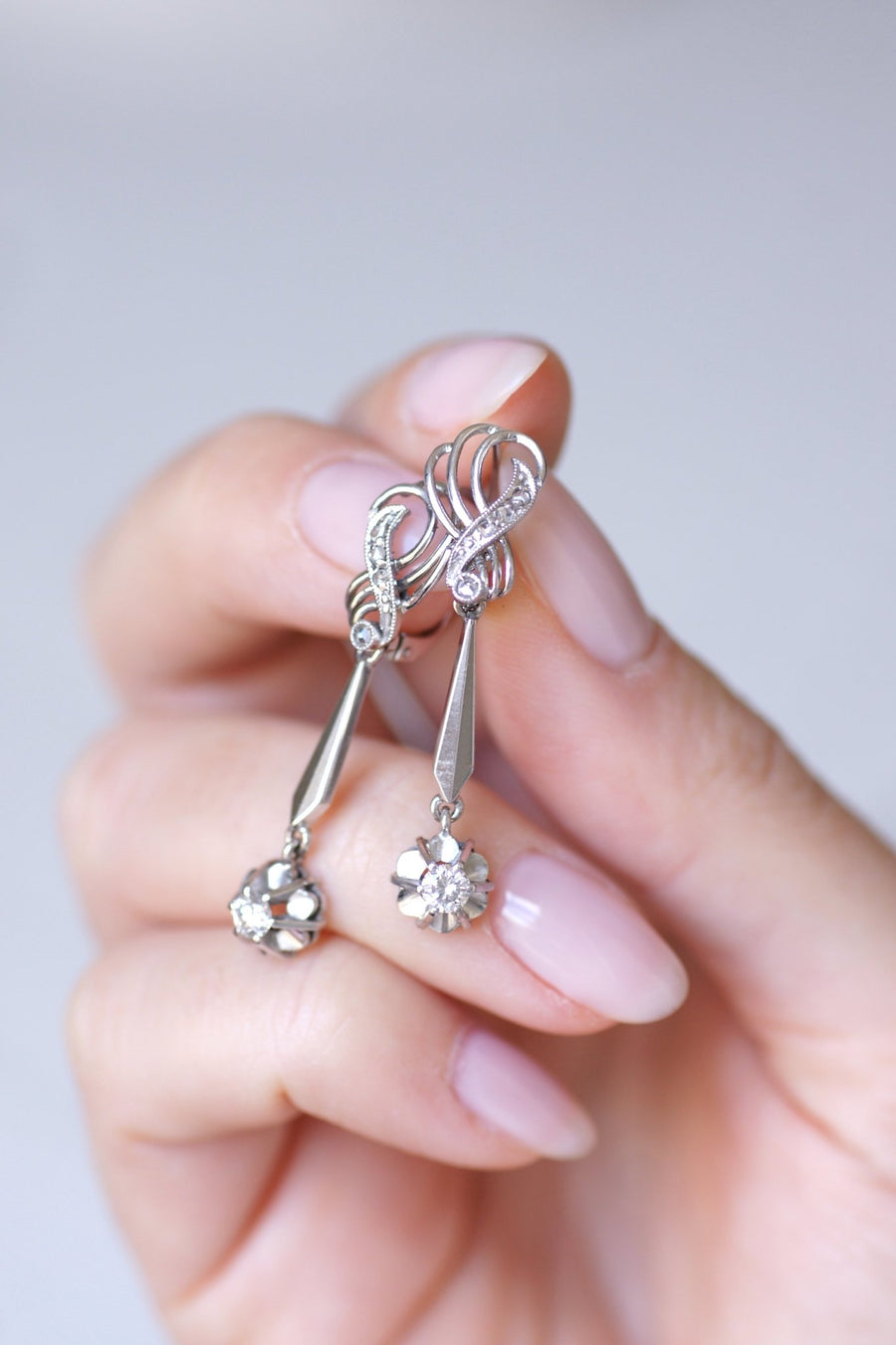 Long vintage earrings, white gold and diamonds, 60's - Galerie Pénélope