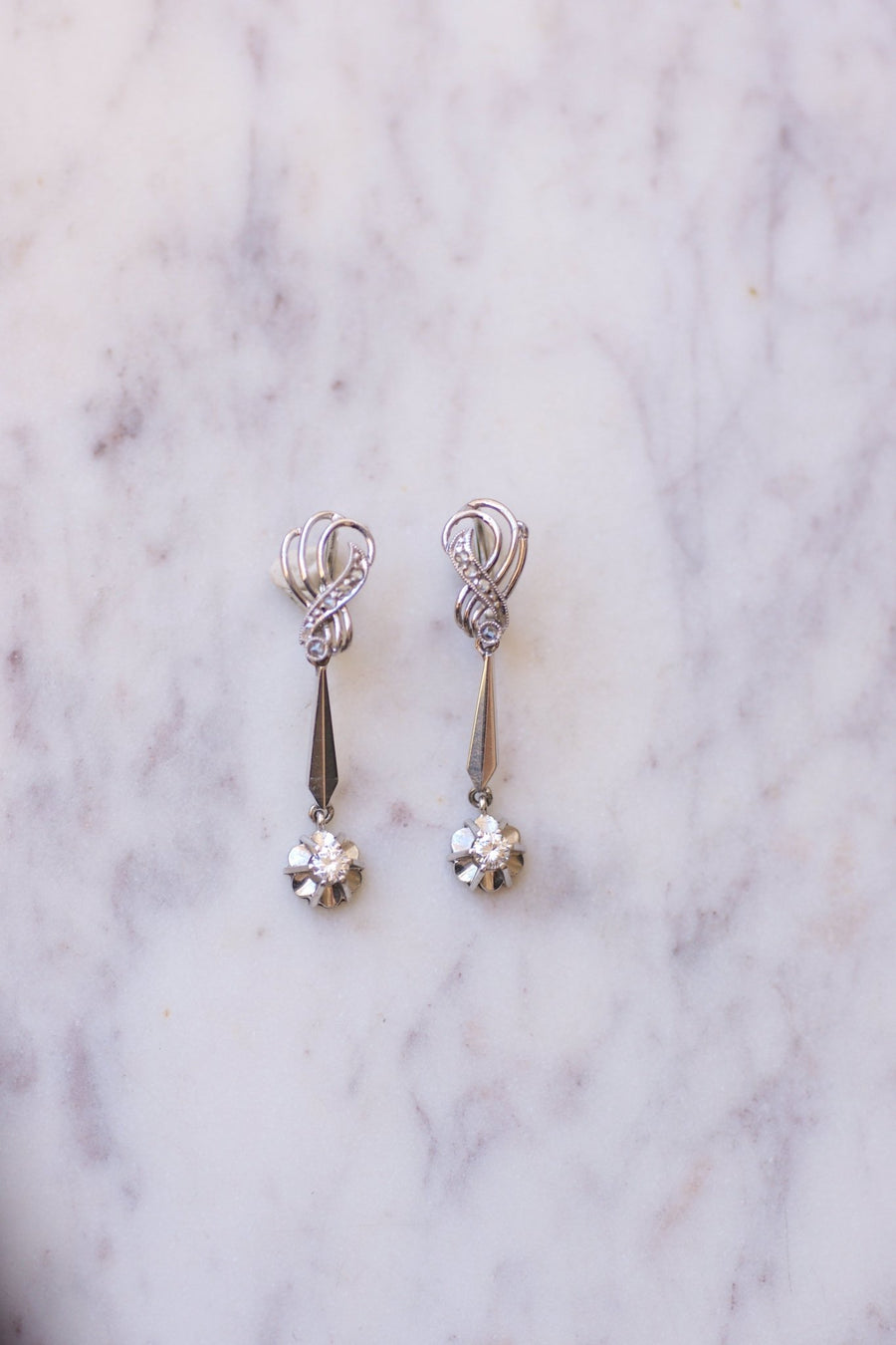 Long vintage earrings, white gold and diamonds, 60's - Galerie Pénélope