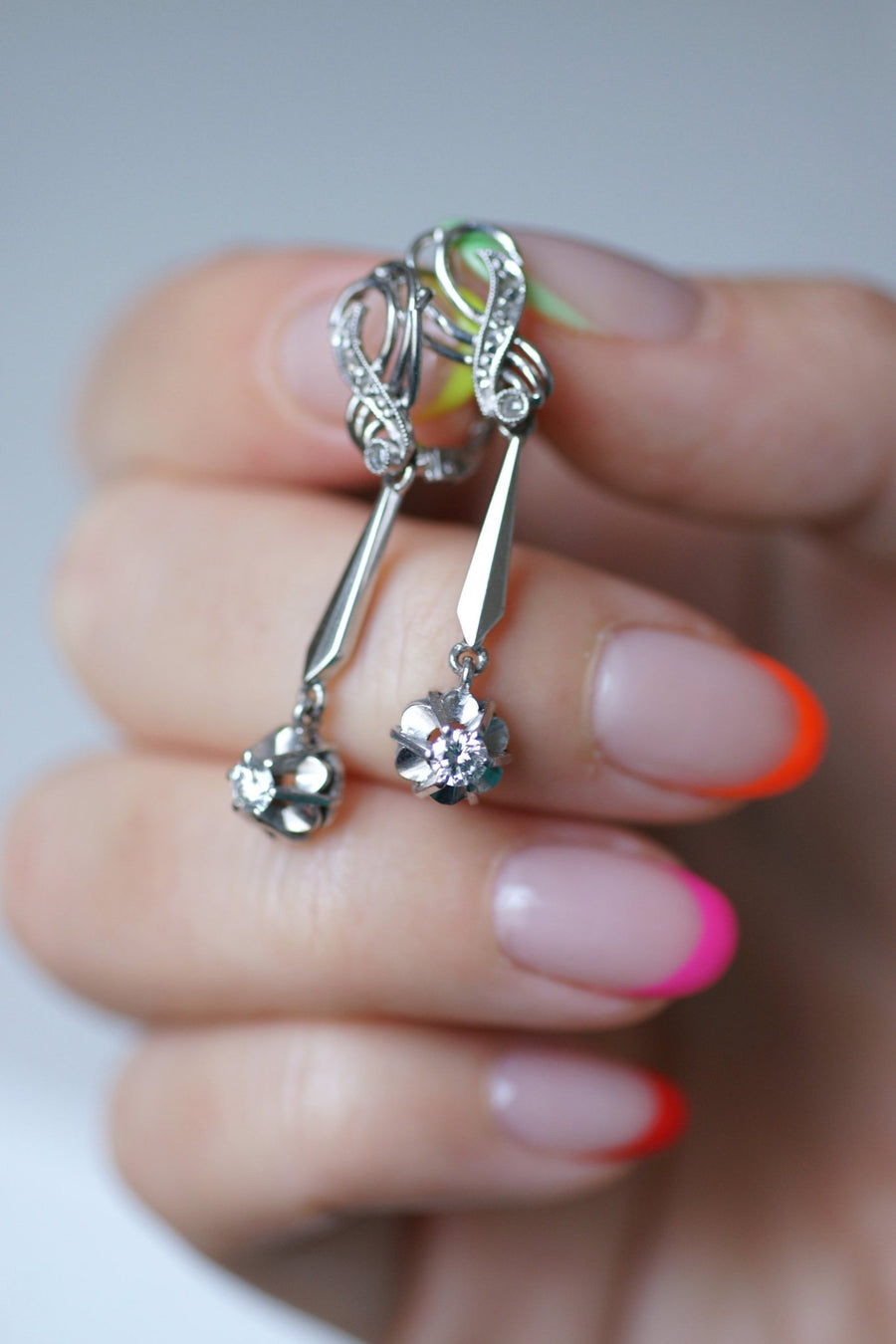 Long vintage earrings, white gold and diamonds, 60's - Galerie Pénélope