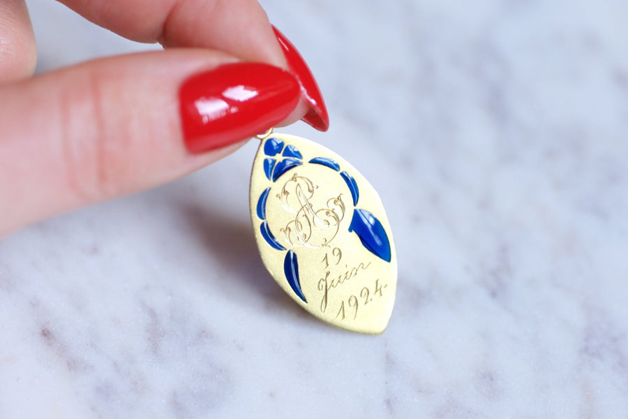 Antique gold medal, Virgin Mary, and enamel plique-updated, Circa 1920 - Galerie Pénélope