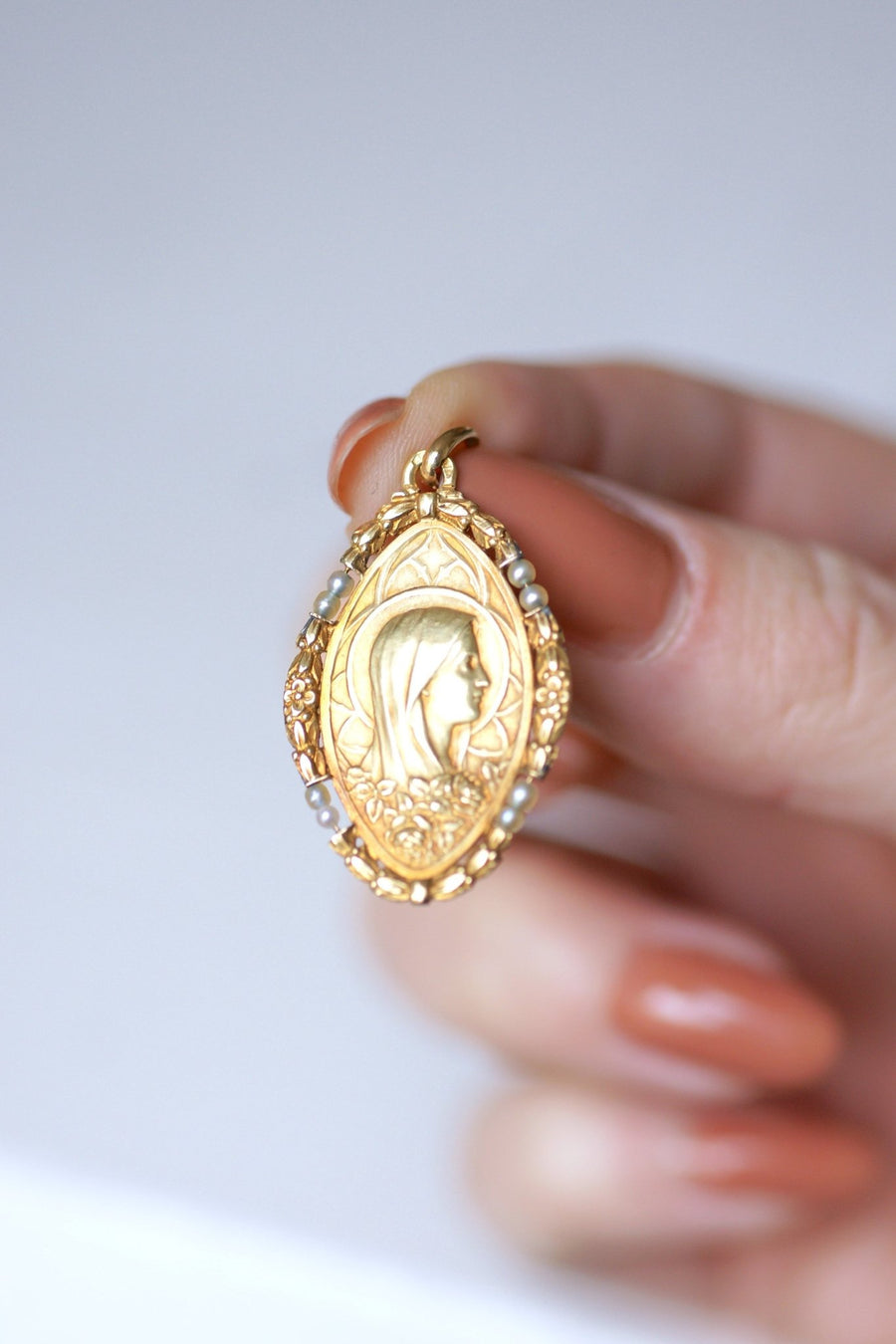 Ancient Virgin Mary medal in gold and fine pearls - Galerie Pénélope