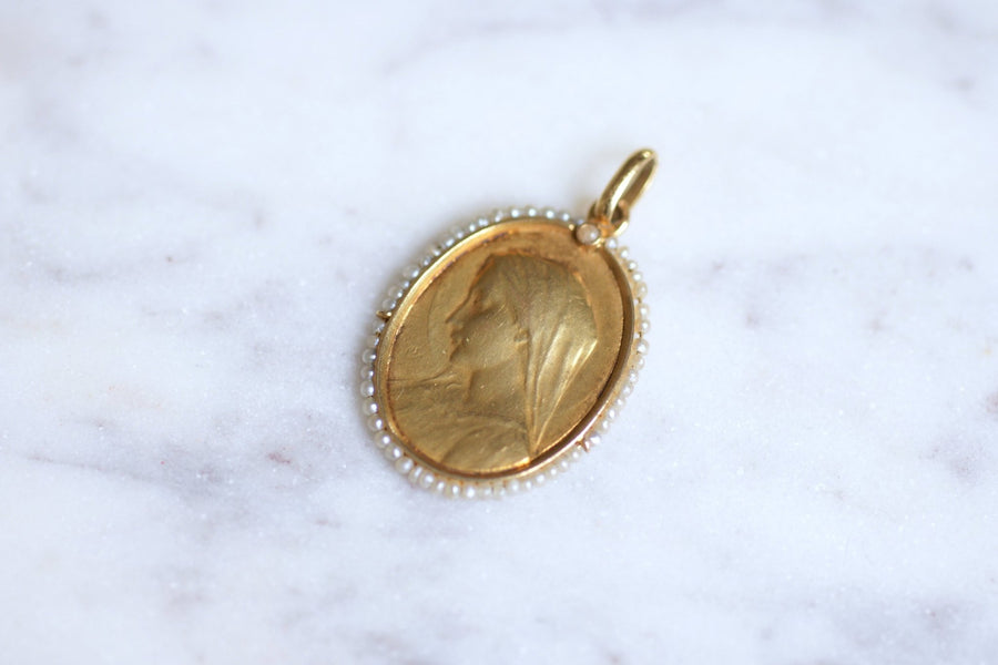 Antique Virgin Mary medal in gold and fine pearls, Dropsy, Circa 1900 - Galerie Pénélope