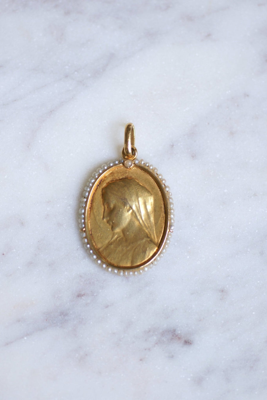 Antique Virgin Mary medal in gold and fine pearls, Dropsy, Circa 1900 - Galerie Pénélope