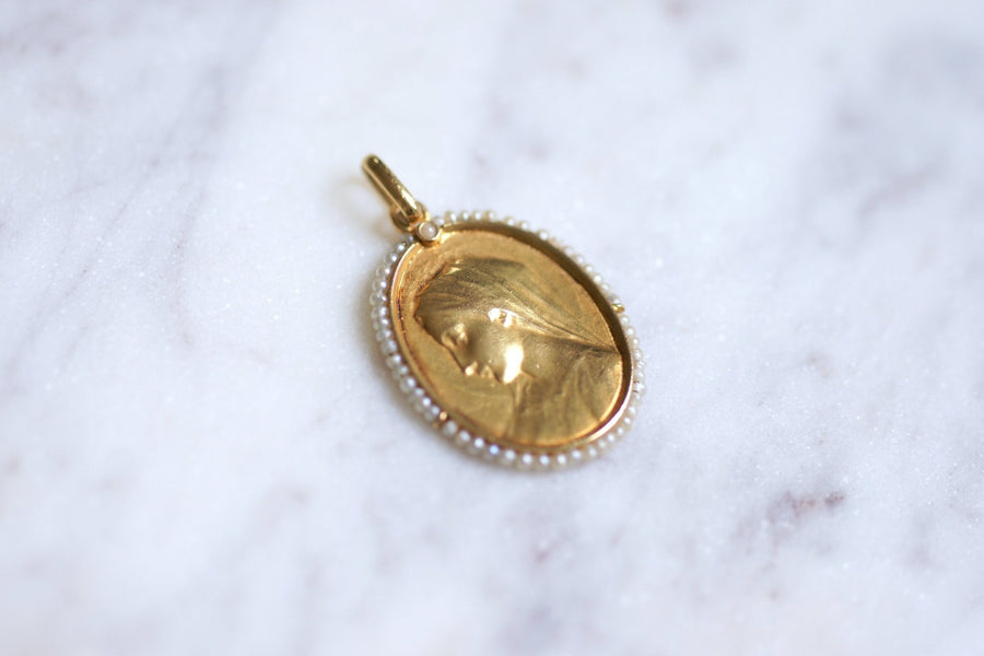 Antique Virgin Mary medal in gold and fine pearls, Dropsy, Circa 1900 - Galerie Pénélope