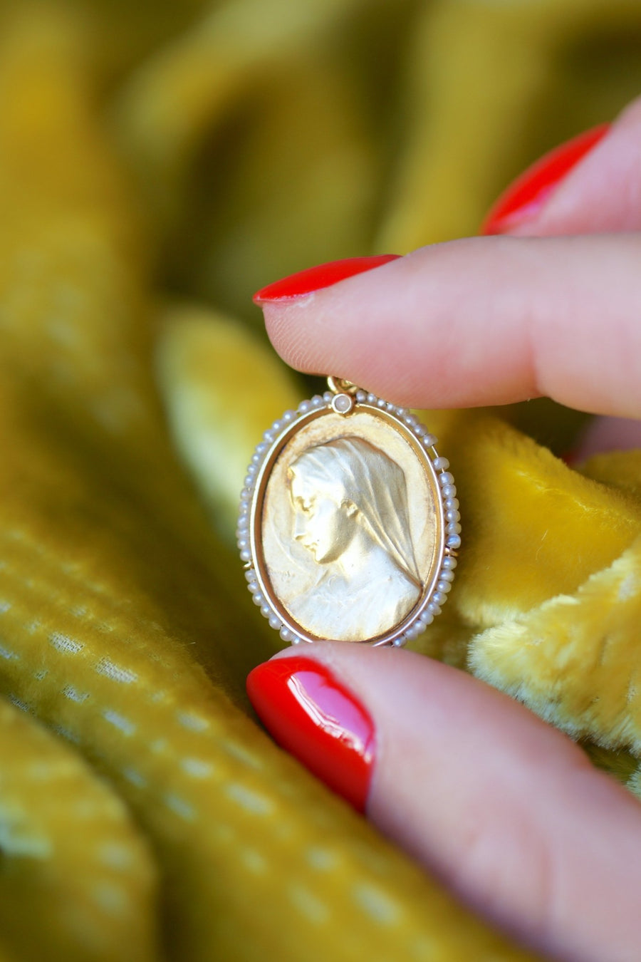 Antique Virgin Mary medal in gold and fine pearls, Dropsy, Circa 1900 - Galerie Pénélope