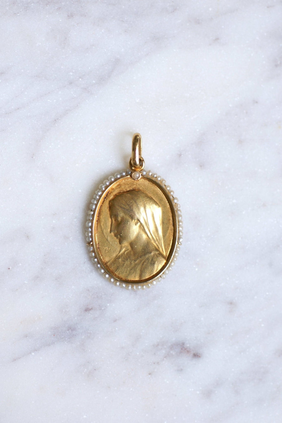 Antique Virgin Mary medal in gold and fine pearls, Dropsy, Circa 1900 - Galerie Pénélope