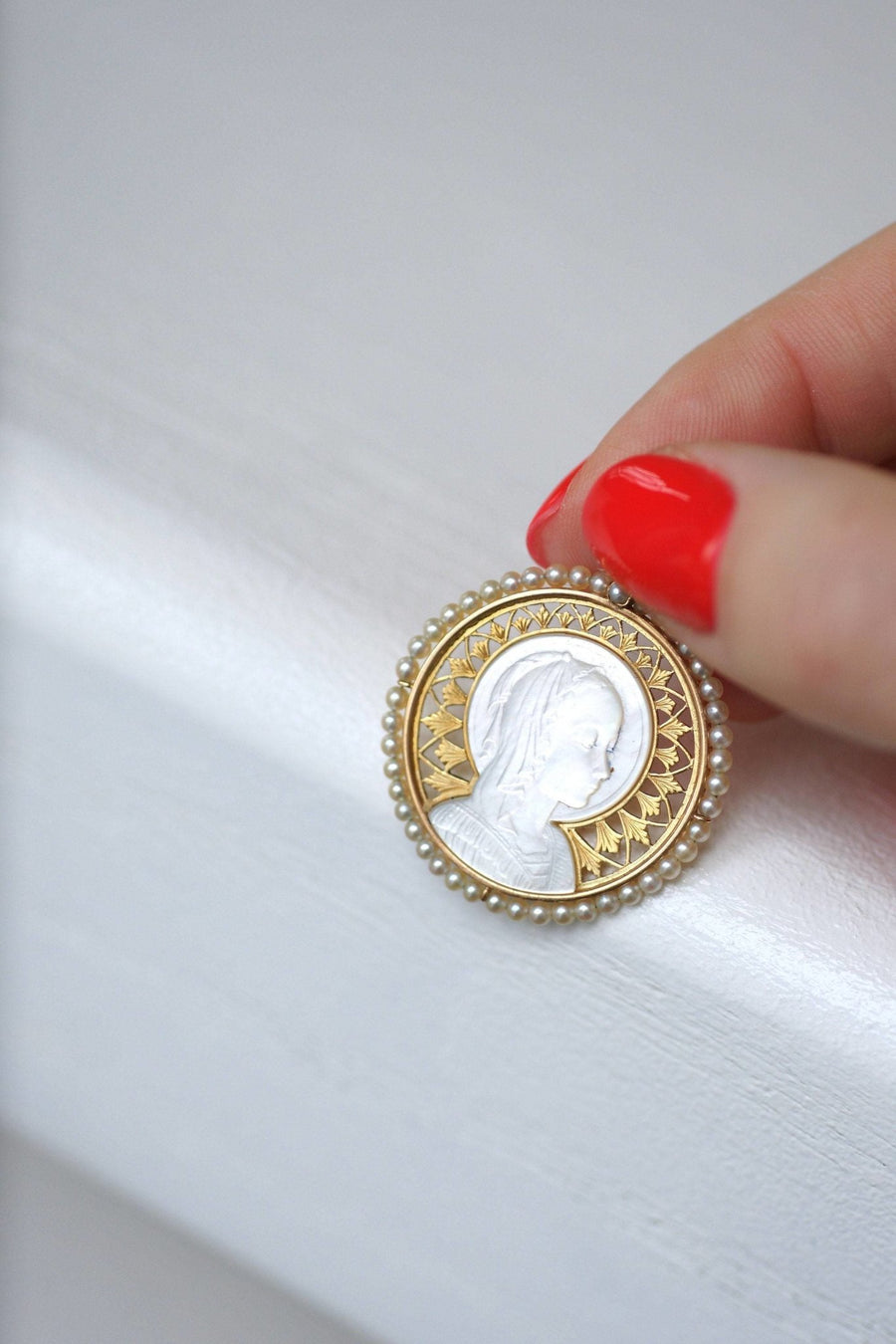 Art Deco medal Virgin on mother-of-pearl, gold and fine pearls - Penelope Gallery