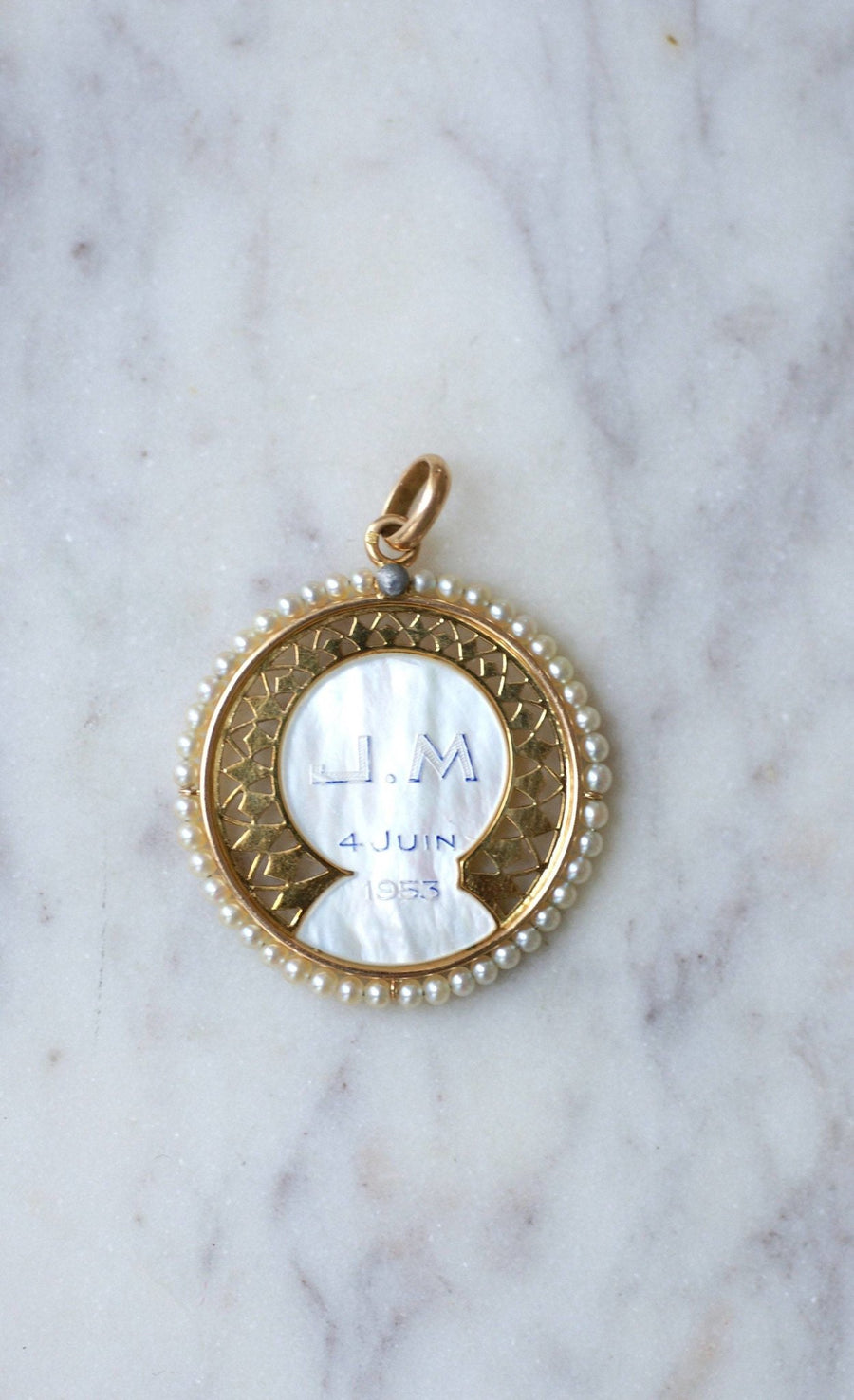 Art Deco medal Virgin on mother-of-pearl, gold and fine pearls - Penelope Gallery