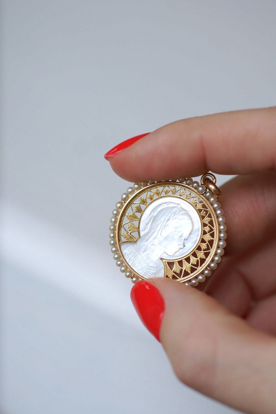 Art Deco medal Virgin on mother-of-pearl, gold and fine pearls - Penelope Gallery