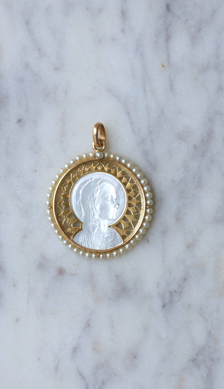 Art Deco medal Virgin on mother-of-pearl, gold and fine pearls - Penelope Gallery