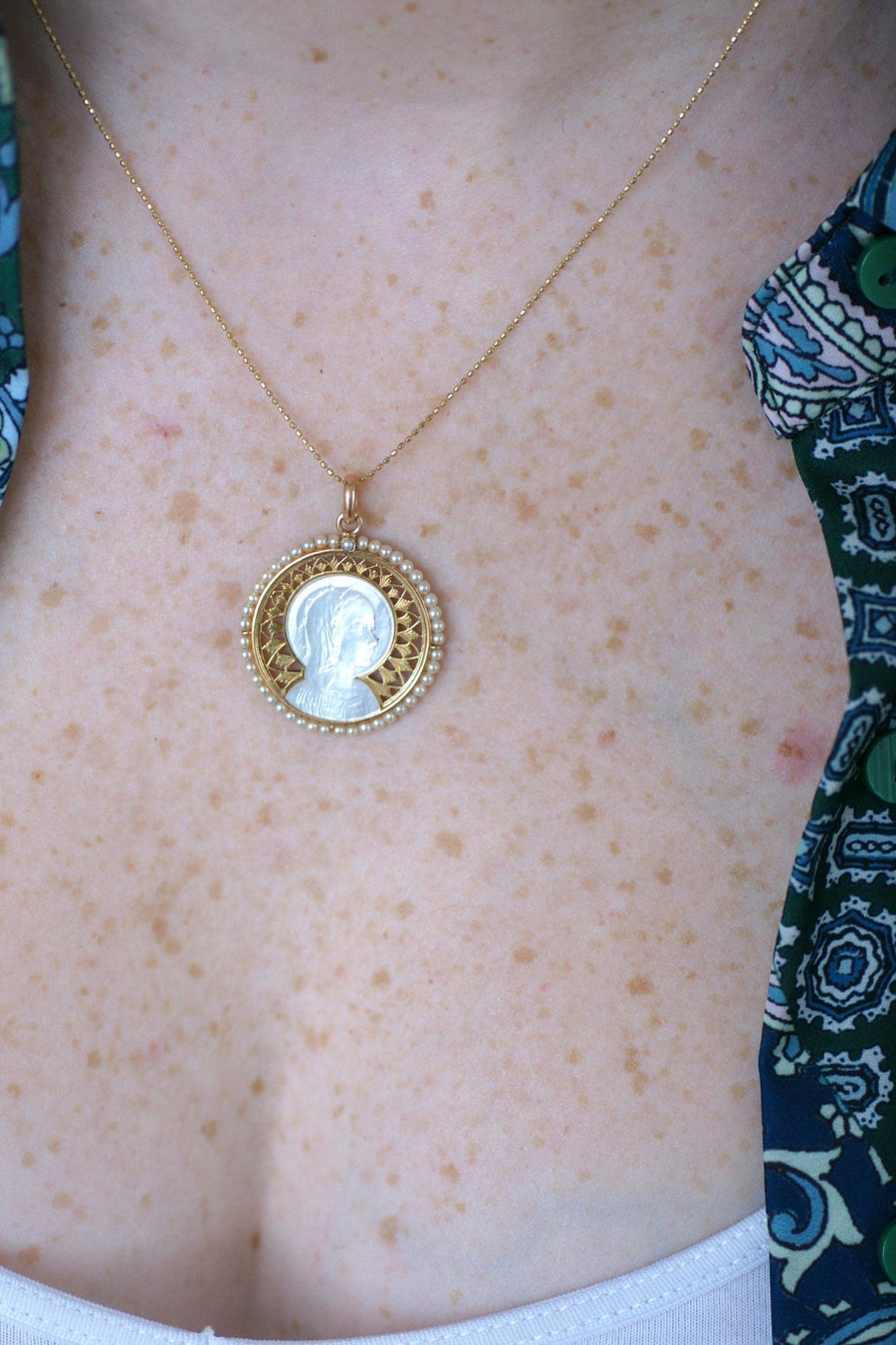Art Deco medal Virgin on mother-of-pearl, gold and fine pearls - Penelope Gallery